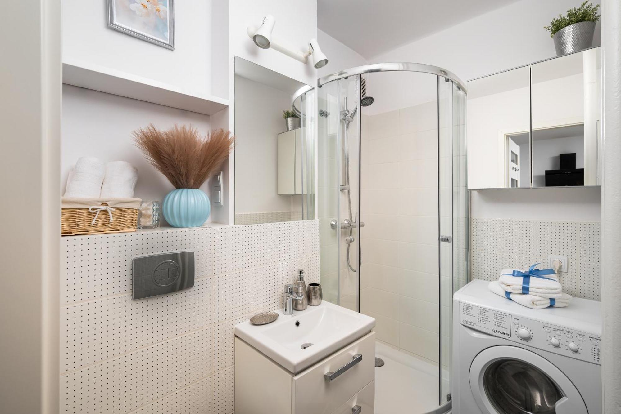 Апартаменти Charming Air-conditioned 950 M From Station, Bedroom & Separate Living