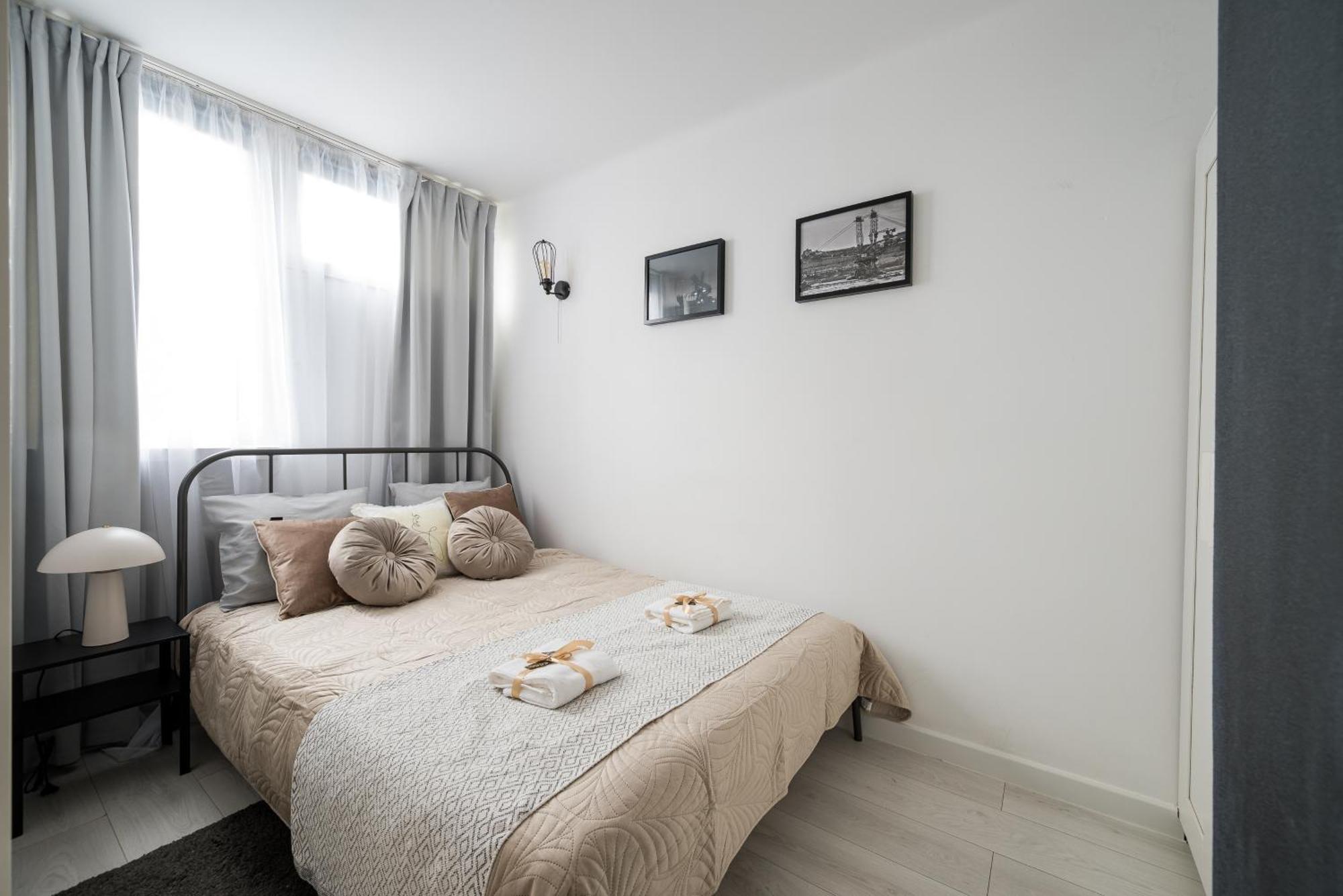 Charming Air-conditioned 950 M From Station, Bedroom & Separate Living