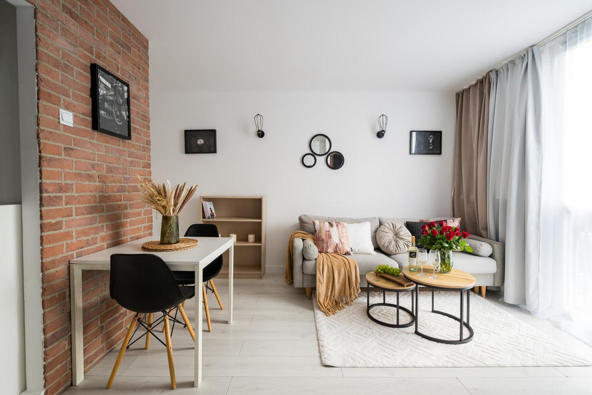 Charming Air-conditioned 950 M From Station, Bedroom & Separate Living *