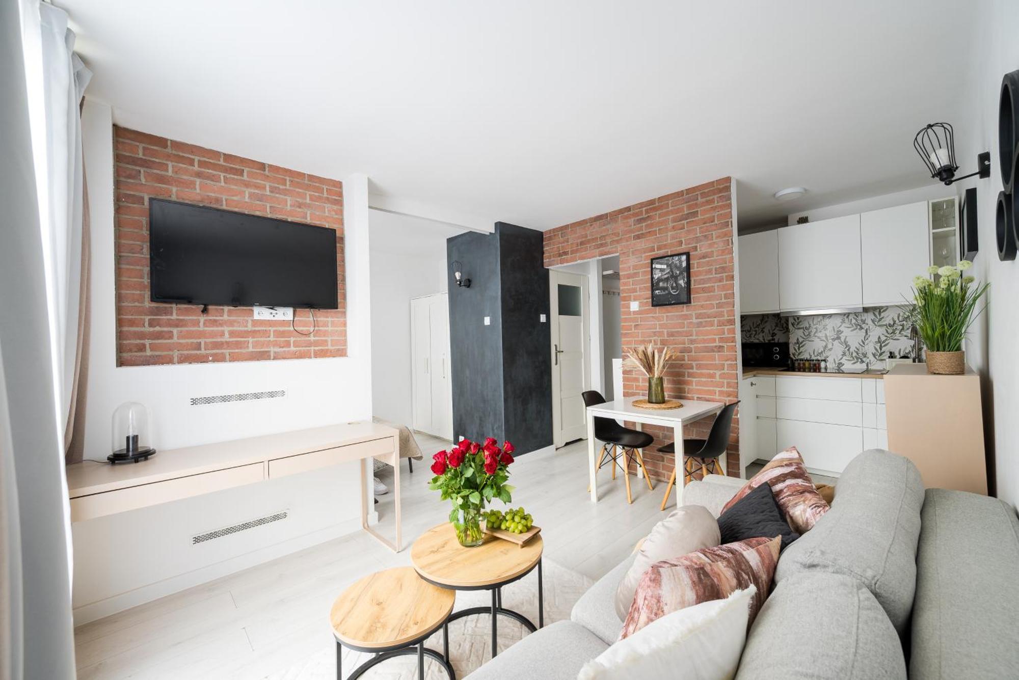 Charming Air-conditioned 950 M From Station, Bedroom & Separate Living