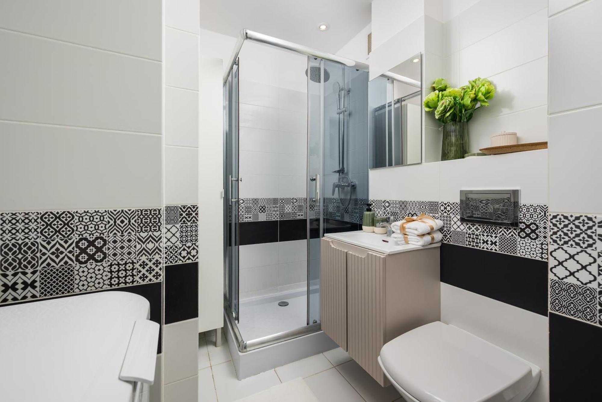 Charming Air-conditioned 950 M From Station, Bedroom & Separate Living * Варшава