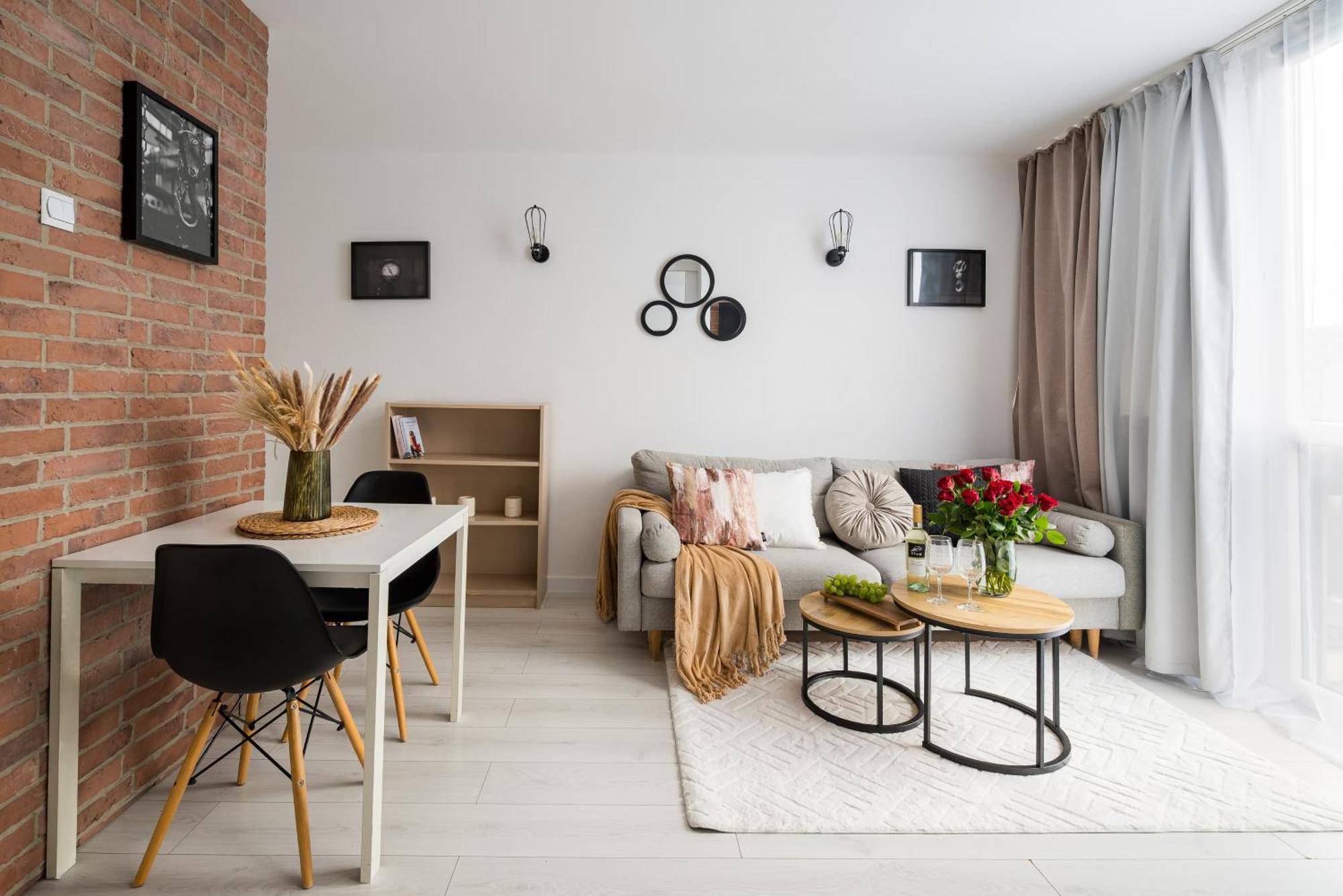 Апартаменти Charming Air-conditioned 950 M From Station, Bedroom & Separate Living