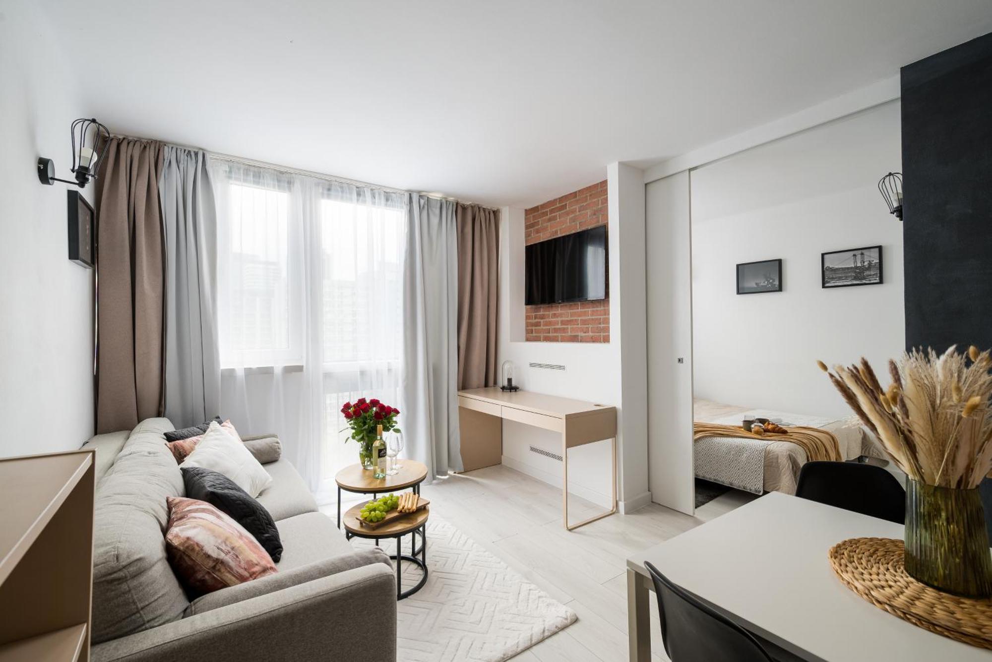 Апартаменти Charming Air-conditioned 950 M From Station, Bedroom & Separate Living Варшава