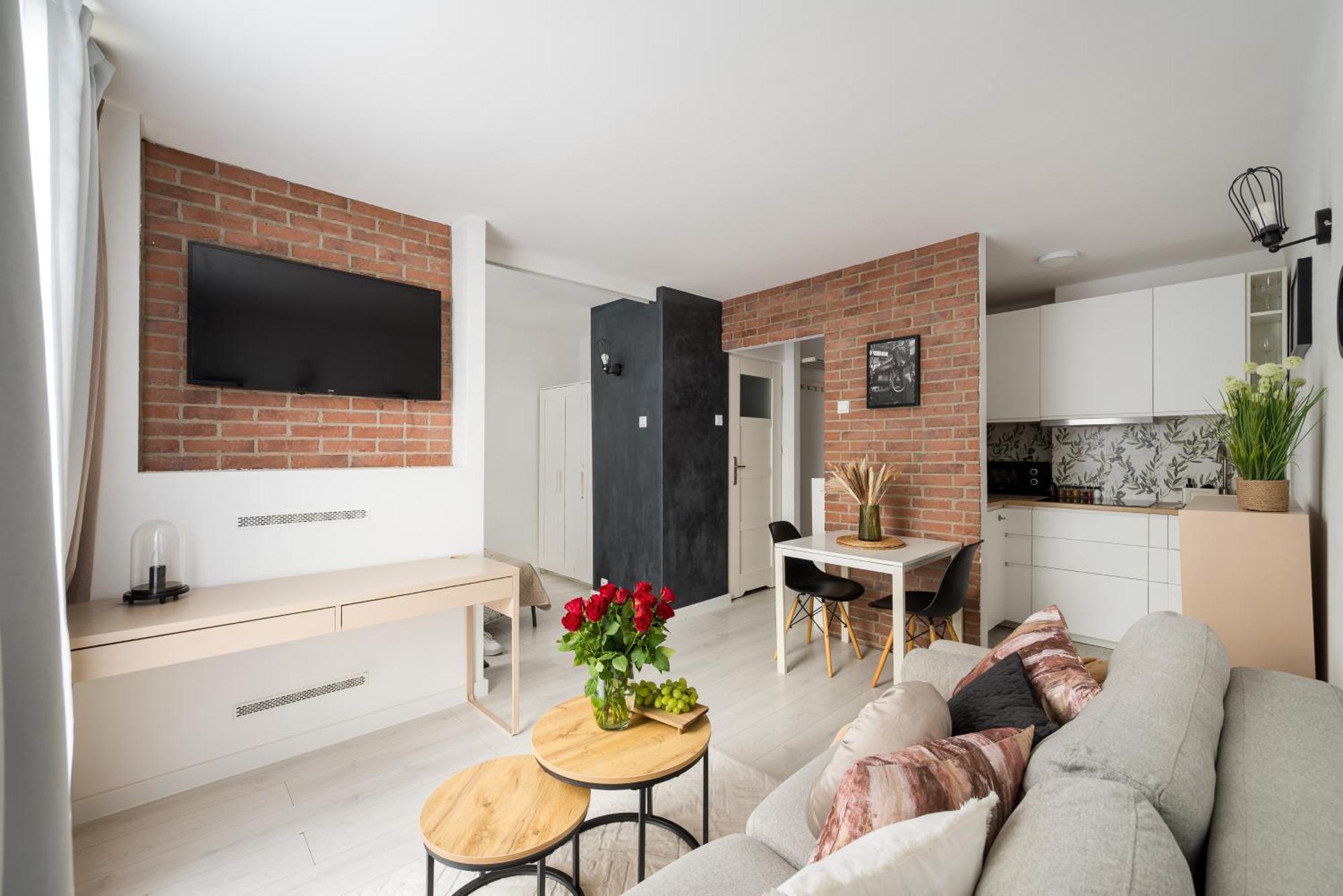 Charming Air-conditioned 950 M From Station, Bedroom & Separate Living *