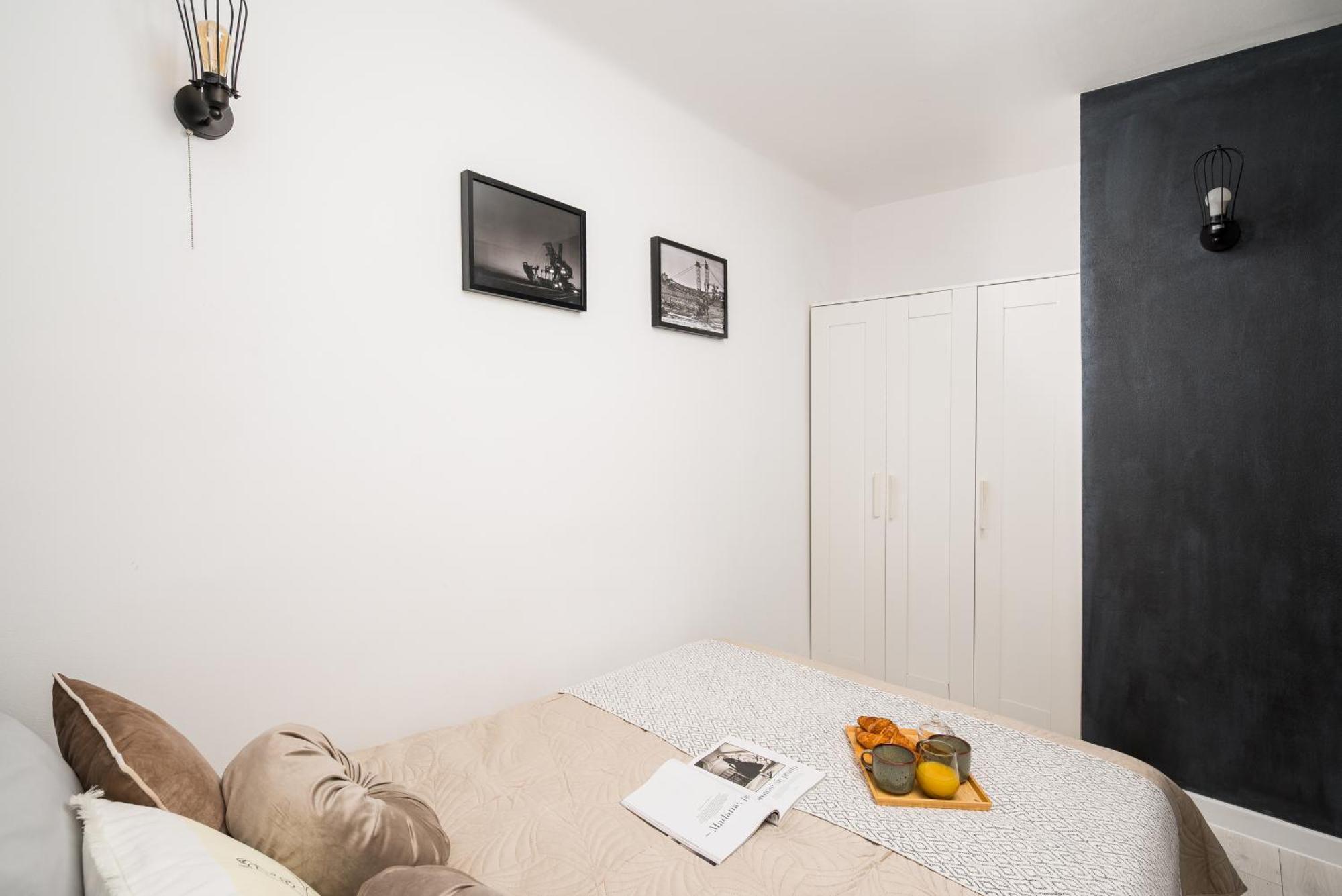 Charming Air-conditioned 950 M From Station, Bedroom & Separate Living Варшава