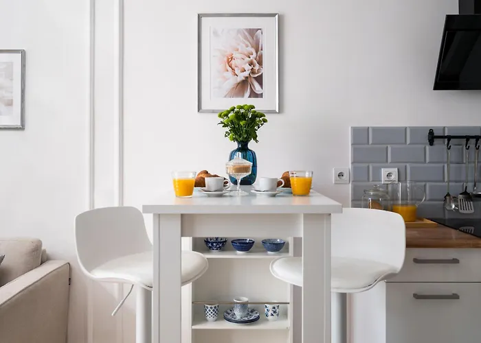Charming Air-Conditioned Studio 950 M From Central Station, Bedroom & Separate Living Room