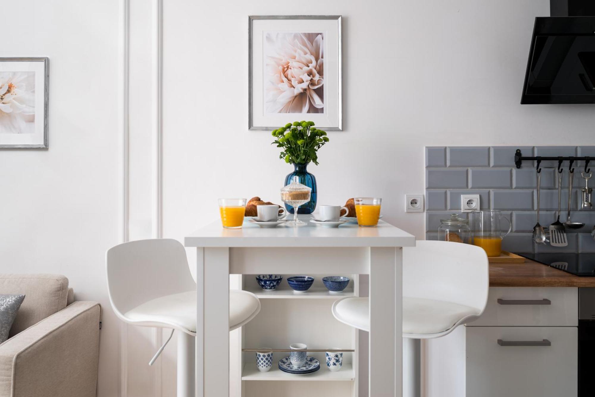 Charming Air-conditioned 950 M From Station, Bedroom & Separate Living * Warszawa
