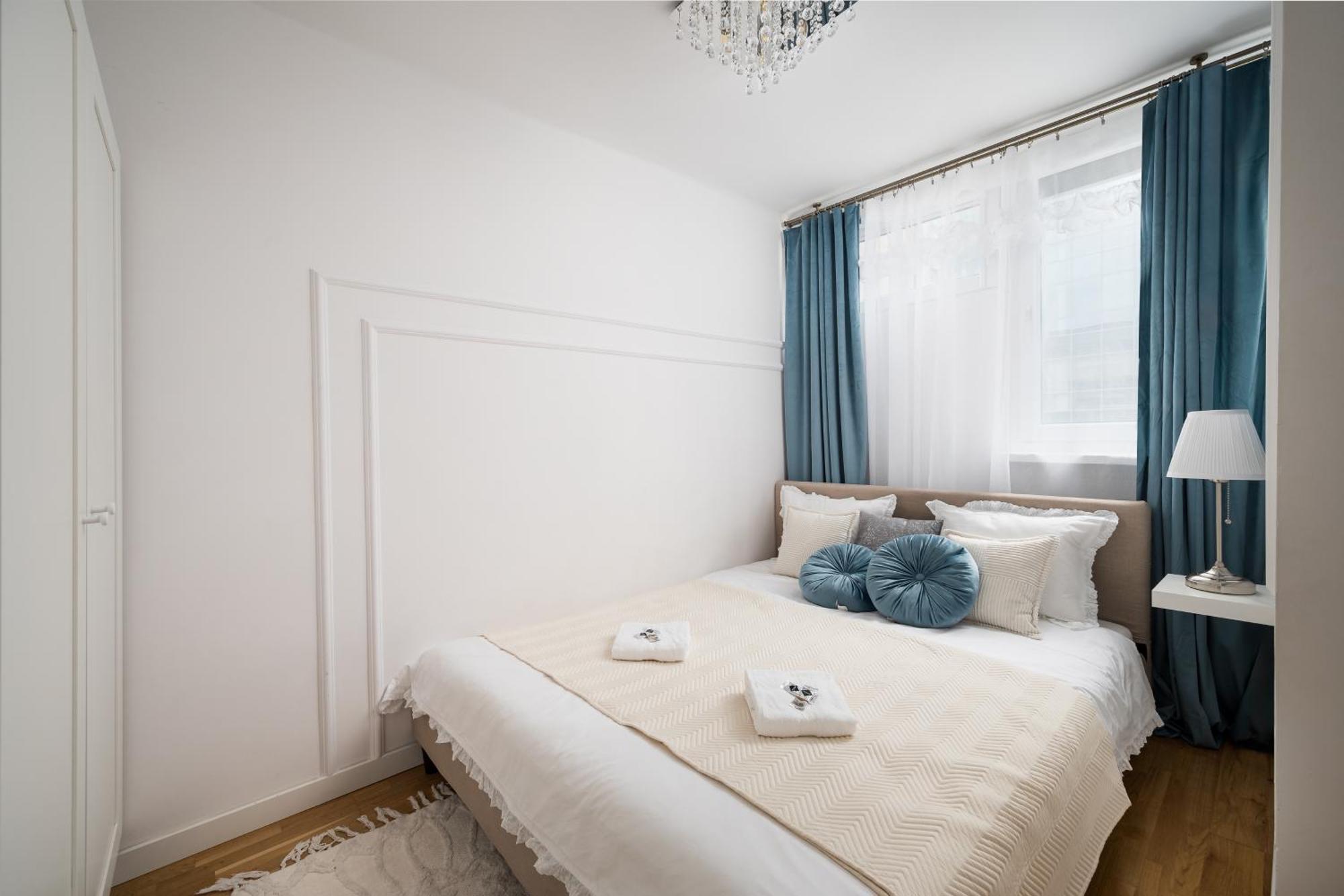 Apartament Charming Air-conditioned 950 M From Station, Bedroom & Separate Living