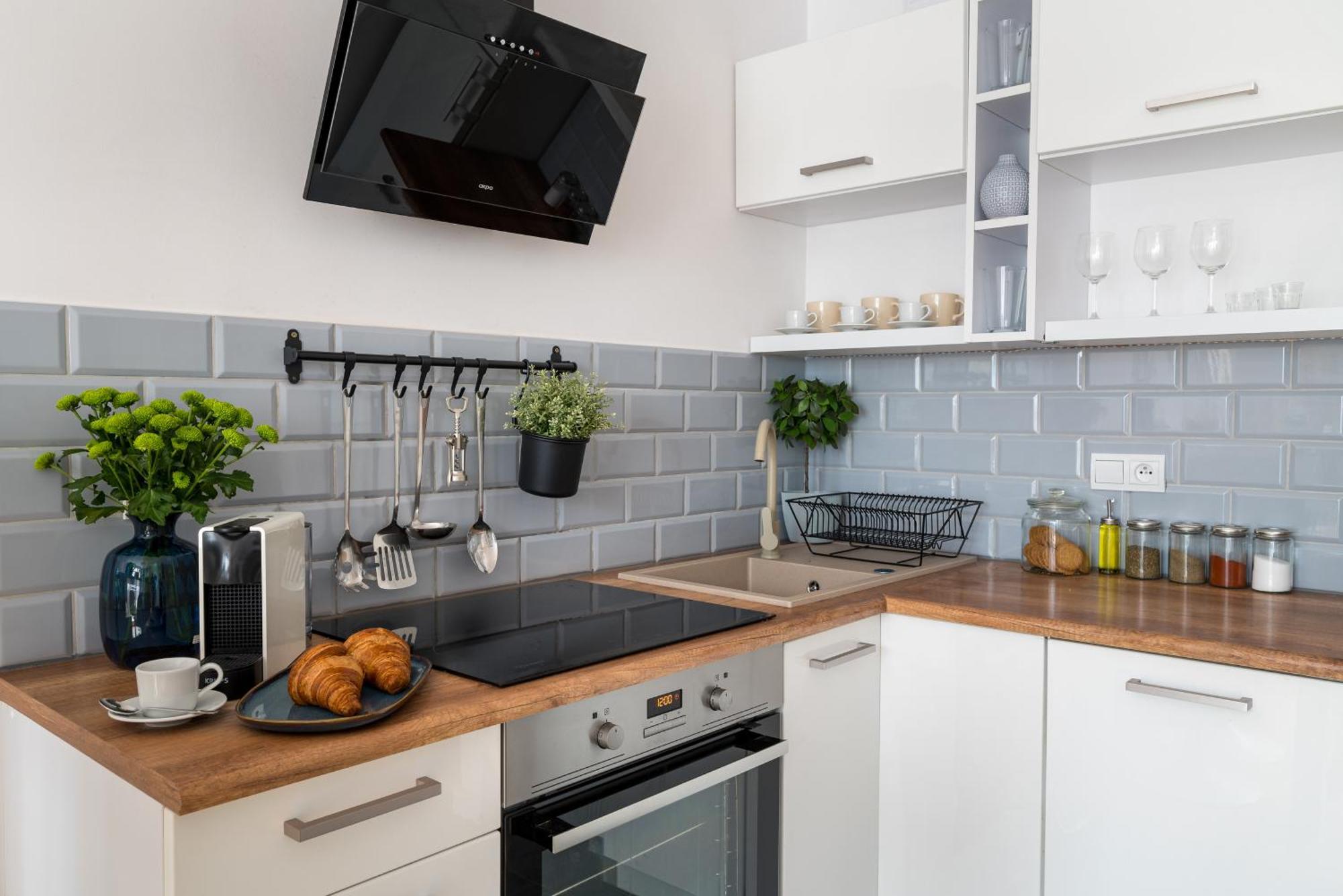 Charming Air-conditioned 950 M From Station, Bedroom & Separate Living Apartament Warszawa