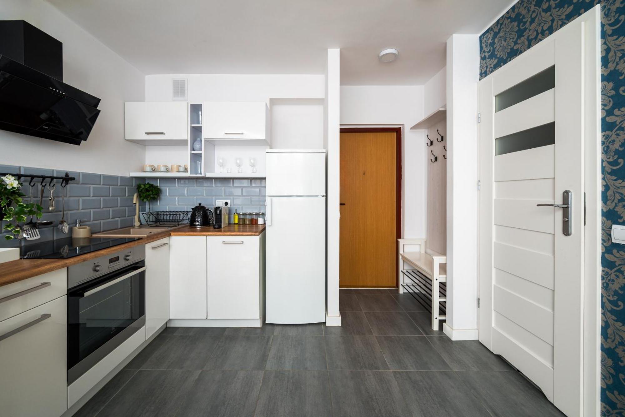 Charming Air-conditioned 950 M From Station, Bedroom & Separate Living Warszawa
