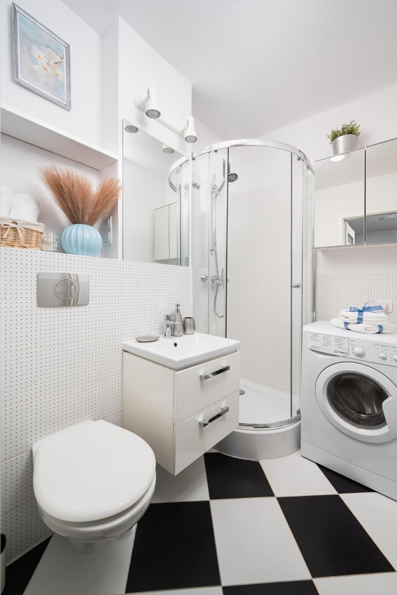 Apartment Charming Air-conditioned 950 M From Station, Bedroom & Separate Living Warschau