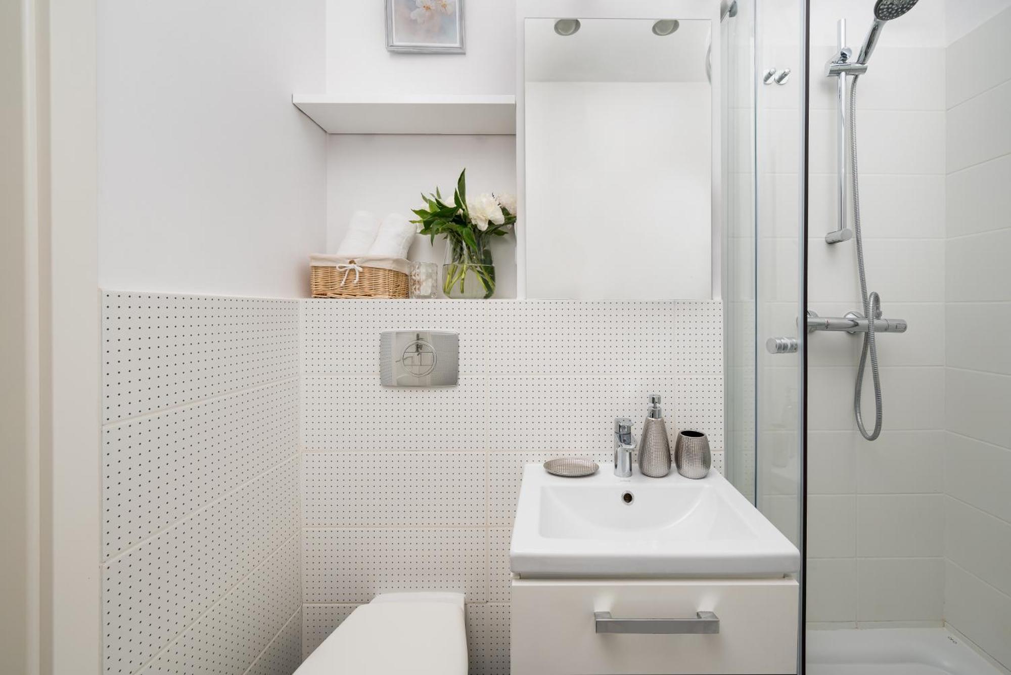 Charming Air-conditioned 950 M From Station, Bedroom & Separate Living Apartment Warschau